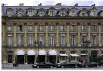 Lady Di und ihr Liebhaber Dodi Al Fayed flüchteten vom Hotel Ritz in Paris vor einem Paparazzo und verunglückten wenig später. 