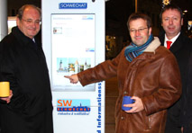 Der Schwechater Bürgermeister Hannes Fazekas (mi.) setzt auf WLAN und Terminals.