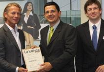 Manfred Brandner, bit gruppe (li) und Martin Szelgrad, Report Verlag (re.) überreichen den Green Award für Burgenland an Eldon Goranovic, Mediall Internet Solutions.