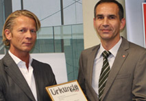 bit-Geschäftsführer Manfred Brandner gratuliert Thomas Zalka, ITS Vienna Region, zu Platz 1 mit dem gleichnamigen Verkehrsmanagementprojekt.