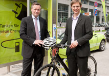 TA-Boss Hannes Ametsreiter eröffnet mit VCÖ-Experte Martin Blum die erste Stromtankstelle der Telekom.