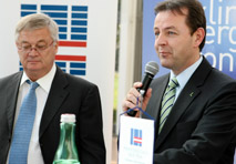 Hans Kronberger (li.) und Minister Niki Berlakovich sehen in der Photovoltaik eine Riesenchance für die heimische Wirtschaft.
