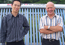 Michael Hsu (li.) lieferte Max Bacher effiziente Solarthermie-Komponenten für eine Installation auf einem Flachdach.