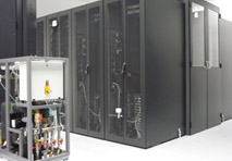  Im DataCenter 2020: Wasserkühlung (links) und Server-Racks mit Kaltgang-Einhausung.