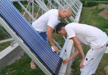 Die Zahl der in der Solarbranche angestellten MitarbeiterInnen hat sich in den letzten Jahren auf 7.400 verdreifacht. Bild: Sunshore Solar Energie