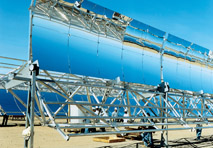 Desertec – ein visionäres Projekt für erneuerbare Energien. Sonnenspiegel liefern umweltfreundlichen Strom.