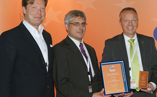Tobias Höllwarth und Leopold Obermeier, EuroCloud Austria gratulieren Hannes Pfneiszl, Raiffeisen Informatik (v.l.).