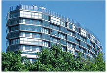 Wohnhochhaus in der Kundratstraße in Wien, mit einem Aluminium-Profilsystem, das die Gemeinschaftsmarke ALU-FENSTER führt. 