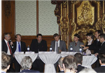In der zweiten Diskussionsrunde tauschten sich Rudi Schicker, Carl Hennrich, Josef Muchitsch, Robert Jägersberger, Gerhard Schenk, Harald Greger und Franz Böhm (v.l.n.r.) über die aktuellen Themen der Branche aus.
