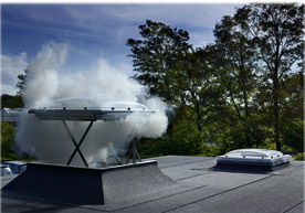 Das neue Brandrauch-Flachdach-Fenster von Velux erfüllt alle Sicherheitsstandards, auch für gewerblich genützte Gebäude. 