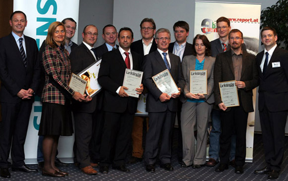 e Preisträger des 'ebiz egovernment award 2010 Oberösterreich', flankiert von Karl-Heinz Täubel, Siemens (li.) und Martin Szelgrad, Report Verlag (re.)
