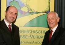 Heinz Kopetz(r., der langjährige Vorsitzende des Biomasse-Verbands, übergibt sein Amt an Horst Jauschnegg.