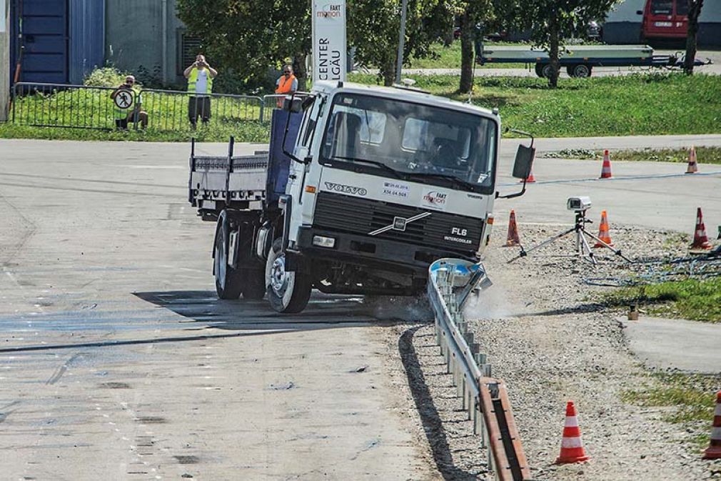 Foto: Die Weiterentwicklung der integrierten Lärmschutzwand bietet bis zu einer Höhe von sechs Metern absolute Gestaltungsfreiheit. Neben Beton können auch Metalleinsätze oder transparente Paneele (Bild) verwendet werden, ohne dass man Abstriche bei der Sicherheit machen muss.  