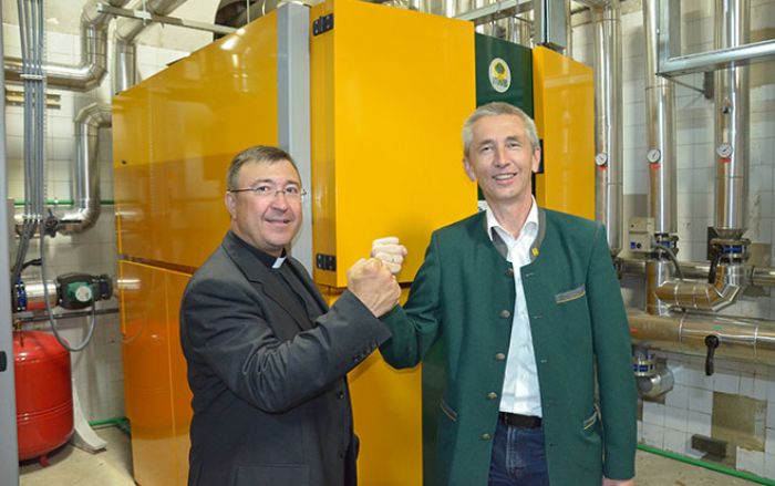 KWB-Geschäftsführer Erwin Stubenschrott mit Pater Manuel Alfonso vom Kloster Jaen, das mit dem Umstieg auf eine mit Olivenkernen betriebene Biomasseheizung pro Jahr 70.000 Euro einspart.