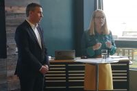 Michael Zettel, Accenture, und Margarete Schramböck, BMWD, stellen gemeinsam KI-Studie vor.