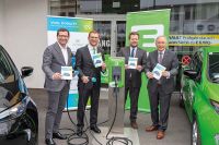 Foto: Gerald Auer (li.) und Oliver Wieser (2.v.re.) vom Autohaus Vogl freuen sich mit Energie Steiermark-Vorstand Christian Purrer (re.) und Vertriebschef Josef Landschützer über eine neue Kooperation in Sachen E-Mobilität.