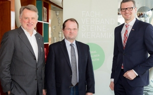Obmann Manfred Asamer (M.) mit Obmann-Stellvertreter Bernd Wolschner (l.) und Geschäftsführer Andreas Pfeiler bei der Bilanz-Pressekonferenz des Fachverbandes Steine-Keramik.