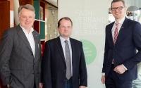 Obmann Manfred Asamer (M.) mit Obmann-Stellvertreter Bernd Wolschner (l.) und Geschäftsführer Andreas Pfeiler bei der Bilanz-Pressekonferenz des Fachverbandes Steine-Keramik.