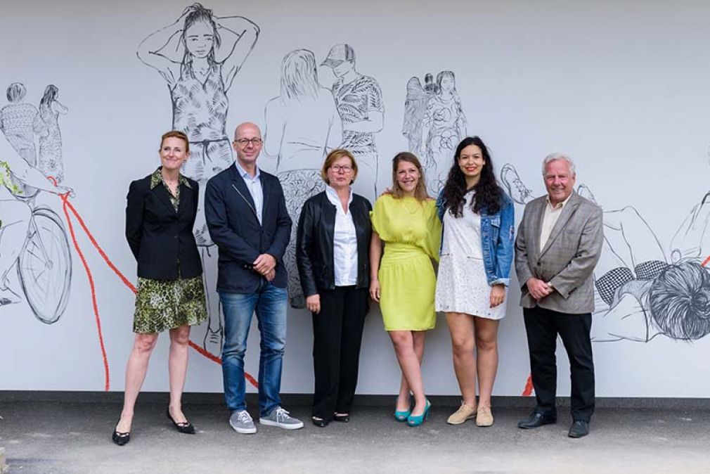 Foto: Isabella Jandl und Josef Cser (beide Wohnservice Wien), Ilse Fitzbauer (Bezirksvorsteher-Stellvertreterin Wien 21), Olga Georgieva (Künstlerin), Assunta Abd el Azim Mohamed (Künstlerin) und Winfried Kallinger (Kallinger Projekte) bei der Übergabe von HOME21 (v.l.n.r.).