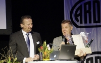 Ardex-Geschäftsführer Anton Reithner überreicht dem Stargast des Abends, Wolf D. Prix, eine kleine Auswahl kulinarischer Köstlichkeiten aus der Wachau.