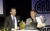 Ardex-Geschäftsführer Anton Reithner überreicht dem Stargast des Abends, Wolf D. Prix, eine kleine Auswahl kulinarischer Köstlichkeiten aus der Wachau.