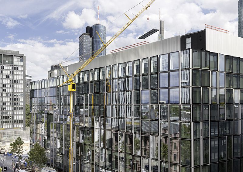 Foto: Der Liebherr-Mobilbaukran MK 140 bei Dacharbeiten im Frankfurter Bankenviertel. 