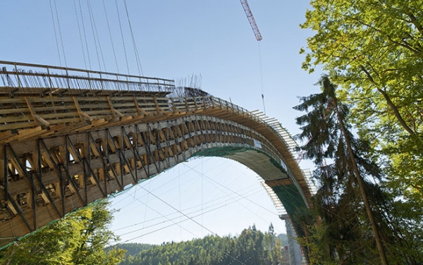 Die S10 verläuft zu 40 Prozent unter Tag, verfügt aber auch über spektakuläre Brückenbauten (im Bild: die Bogenbrücke über die Feldaist in Freistadt).