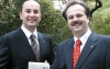 Dietmar Loy und Hans-Jörg Schweinzer von Loytec pumpen praktische Technik in Gebäude.