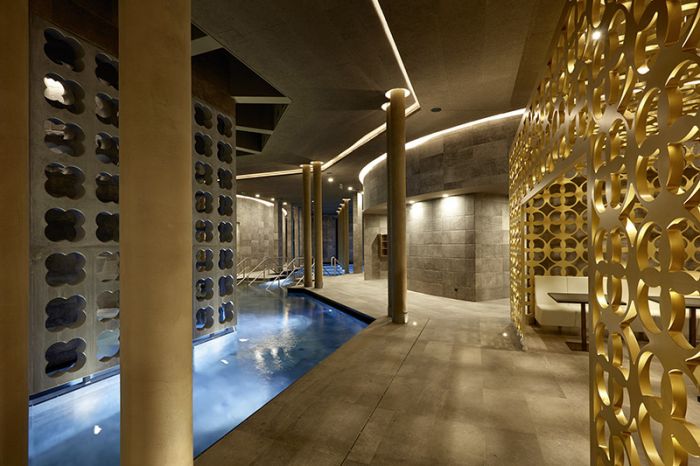 Foto: Das neue »Silent Spa« in der Therme Laa erhält mit 50 Säulen seinen sakralen meditativen Charakter.  Die Beschichtung dafür heißt Calcino Romantico und ist neu im Programm von Synthesa.