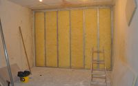 (Foto: Rigips) Schallschutzversuch im TGM: deutlich bessere Werte für die beidseitig beplankte Trockenbauwand.