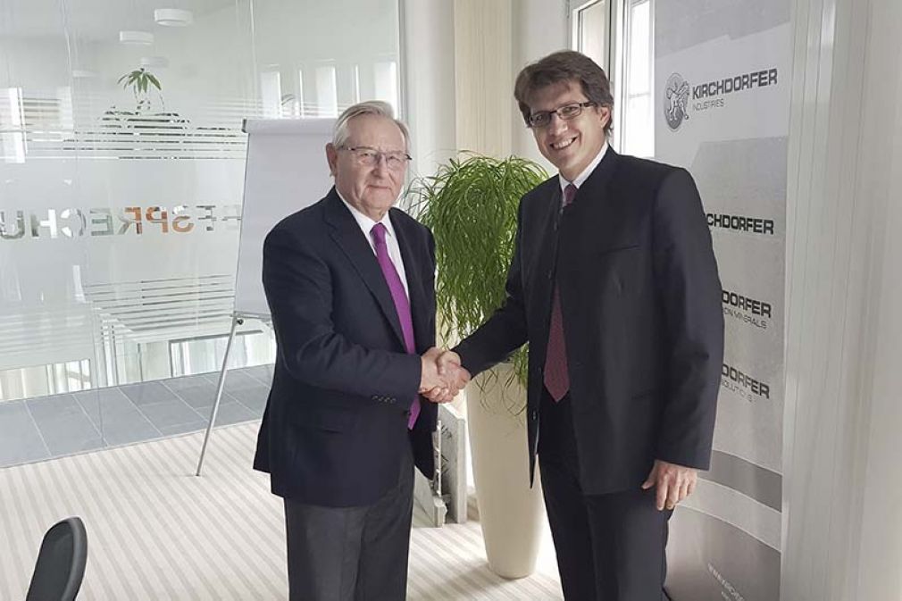 Foto: Ernst Kammel (l.) und Michael Wardian besiegeln die Übernahme mit einem Handschlag.  