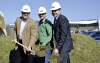 W.E.B-Vorstand Frank Dumeier, Michael Trcka und Andreas Dangl beim Spatenstich zum 2,5 Millionen Euro schweren Zubau.