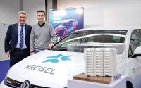 Michael Kopka von 3M und Marcus Kreisel von Kreisel Electric haben beim 3M-Fachforum e-Mobility eine von Kreisel Electric entwickelte Autobatterie gezeigt.