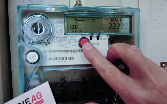 Die durch die smarten Zähler massenhaft anfallenden Daten ließen sich auch durch Dritte gewinnbringend verwerten - wovor Datenschützer seit jeher eindringlich warnen.