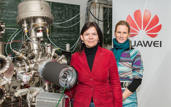 (Foto: Huawei) Zusammenarbeit: Bettina Neunteufl, Öffentlichkeitsarbeit TU Wien, und Huawei-Kommunikationsleiterin Catharina Rieder.