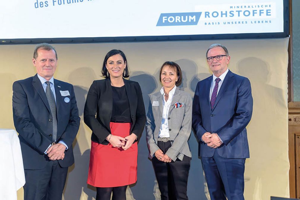 Robert Wasserbacher (Geschäftsführer des Forums Rohstoffe), Bundesministerin Elisabeth Köstinger, Ursula Huber-Wilhelm (Vorsitzende des Forums Rohstoffe) und WKÖ-Generalsekretär Karlheinz Kopf.