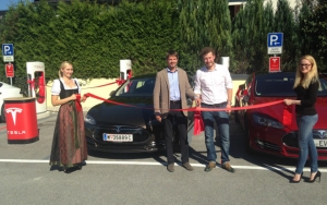 Der jüngste Tesla-Supercharger in Salzburg wurde von Richard Absenger, Geschäftsführer Hotel Kaiserhof, und Tesla-Geschäftsführer Daniel Hammerl eröffnet.