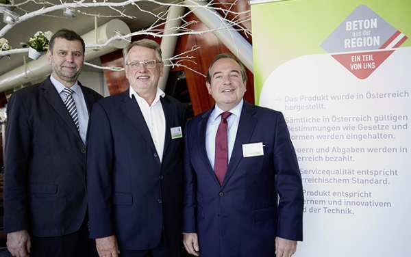 Foto: VÖB-Triumvirat: Geschäftsführer Gernot Brandweiner, Präsident Bernd Wolschner und Vizepräsident Robert F. Holzer bei der Präsentation des neuen Gütesiegels für regionale Betonprodukte. 