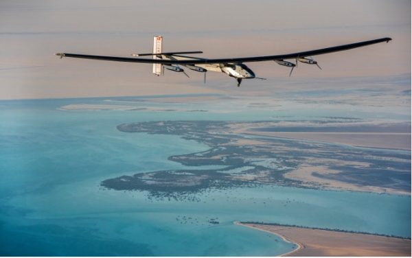 BILD: Unter gewaltigem Applaus erfolgte am 9. März der Start von Solar Impulse 2 in Abu Dhabi. Erstes Ziel von Pilot André Borschberg war Maskat, die Hauptstadt des Sultanats Oman.