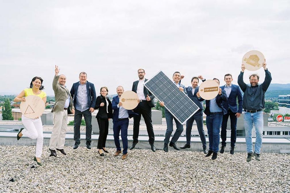 Foto: v.l.n.r. Mag. Cornelia Daniel (Dachgold &amp; Tausendundein Dach); Dr. Andreas Linhart, BGM Brunn a.G.; Matthias Müller (VizeBGM Brunn a.G.); Mag. Veronika Ecker (EHL Immobilien Management GmbH); Anton Kreitner (EHL Baumanagement); Sebastian Schädel (HMG); Arda Alpakut. (HMG); DI Karl Gruber (Wien Energie); Ing. Florian Brunnauer (Wien Energie); Gerald Korseka (Wien Energie); Gerald Gruber (10hoch4)