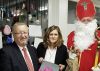 Foto: Franz Grohs, Managing Director T-Systems Austria und Susanne Schaefer-Wiery, Bezirksvorsteherin von Margareten,posieren mit dem Nikolo.