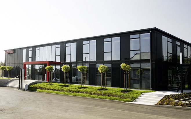 (Foto: Beigestellt) Analog zu dem bewährten Konzept in Dubi, Tschechien, (Bild) errichtet Lukas Lang Building Technologies ein Verwaltungsgebäude für die Strabag an der norddeutschen Küste.