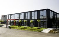 (Foto: Beigestellt) Analog zu dem bewährten Konzept in Dubi, Tschechien, (Bild) errichtet Lukas Lang Building Technologies ein Verwaltungsgebäude für die Strabag an der norddeutschen Küste.