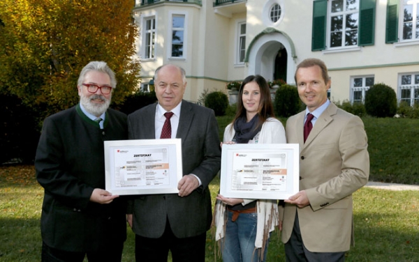 Foto: Übergabe der Zertifikate: Michael Tunk (Quality Austria), Josef Steiner (gewerberechtlicher Geschäftsführer Austrotherm), Denise Rudolf (Austrotherm Qualitäts-Managerin), Peter Schmid (geschäftsführender Gesellschafter Austrotherm).