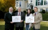 Foto: Übergabe der Zertifikate: Michael Tunk (Quality Austria), Josef Steiner (gewerberechtlicher Geschäftsführer Austrotherm), Denise Rudolf (Austrotherm Qualitäts-Managerin), Peter Schmid (geschäftsführender Gesellschafter Austrotherm).