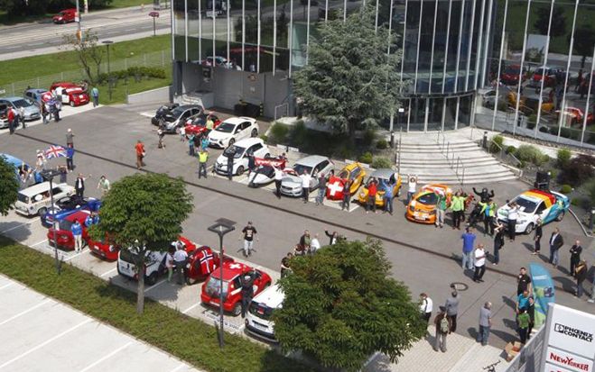 Fahrzeugparade der Wave 2013 beim Start in Wien - nahezu alle Teams sind versammelt. Foto: Phoenix Contact.