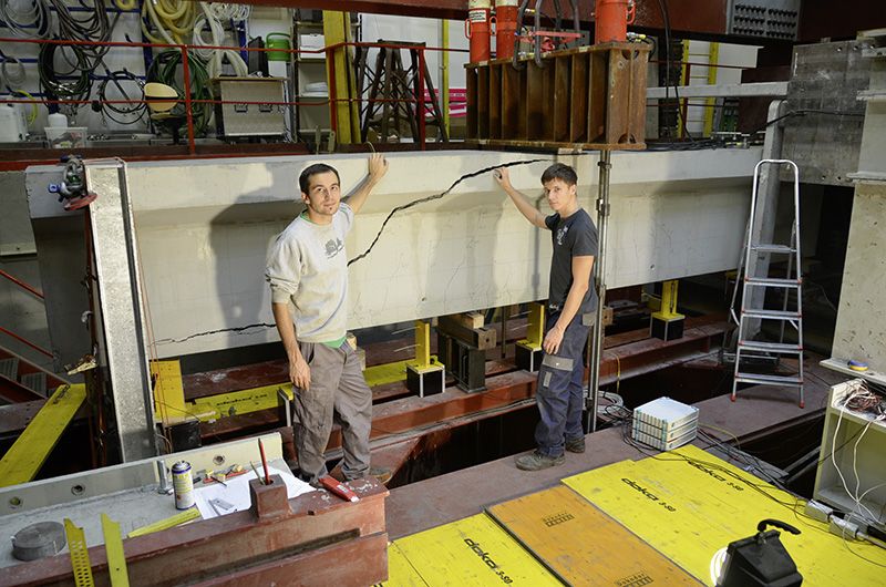 Foto: Bei ihrem Experiment belasteten Patrick Huber und Tobias Huber Spannbetonträger mit einer Länge von 14 m und 75 cm Höhe gezielt mit hydraulischen Pressen, bis die Versuchsträger versagten.