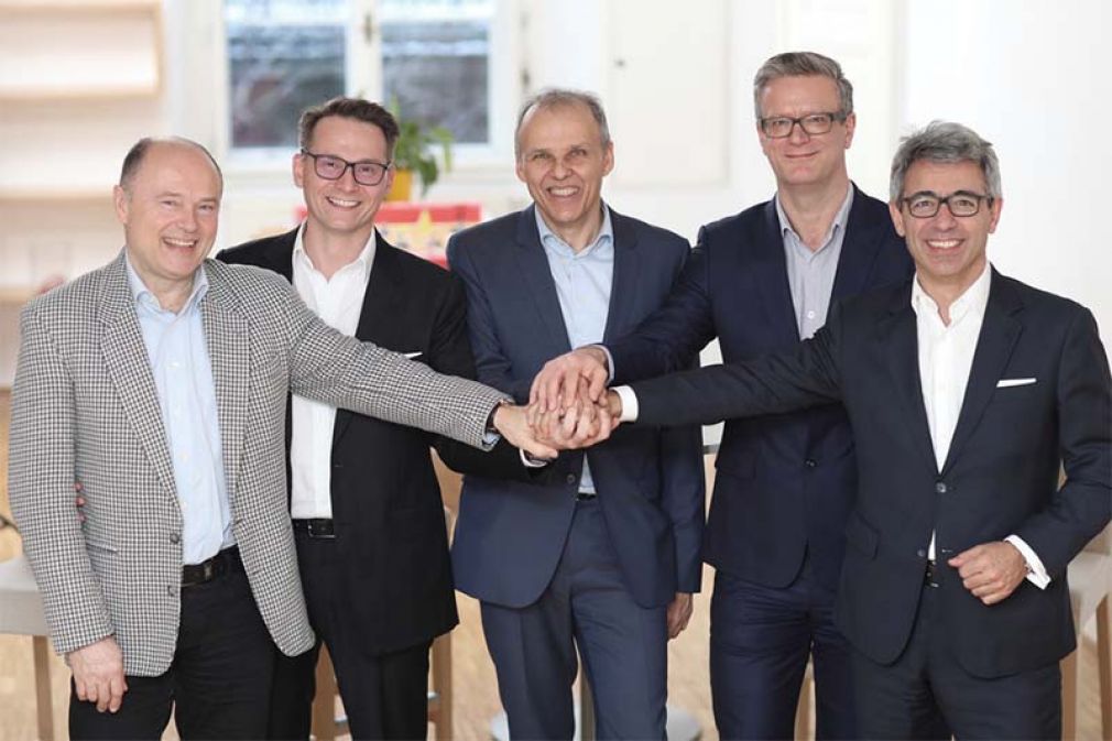 Foto: Im Bild oben vl.: Johannes Adler (Mitgründer und Mitglied der Geschäftsführung ANECON), Paul Kurt Haberfellner (Managing Director Nagarro), Hannes Färberböck (Mitgründer und Mitglied der Geschäftsführung ANECON), Thomas Riedl (Managing Director Nagarro), Damianos Soumelidis (Managing Director Nagarro).