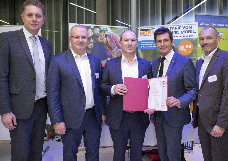 Ein früheres Foto von I-New Unified Mobile Solutions beim Innovationspreis Burgenland: Landesrat Alexander Petschnig, Stefan Szigeti (I-New), Karl-Heinz Dorfmeister (I-New), Erster Landtagspräsident Christian Illedits, Wolfgang Leslak (I-New).