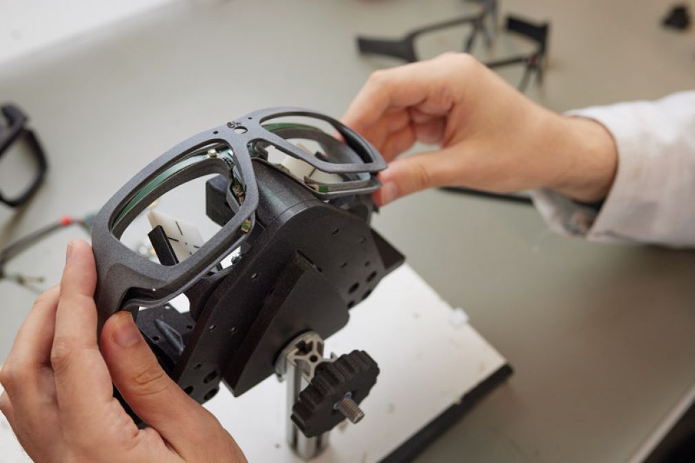 Mit den Smart Glasses können NutzerInnen direkt an der Maschine auch aus der Ferne unterstützt und geleitet werden.
